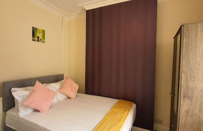 Spacious House in Stoke - Photo 9