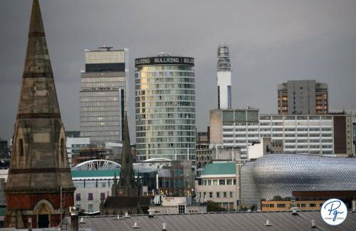 Penthouse - Amazing City Skyline Views - Balcony - FREE extra 2 hours - FREE Parking - Utilita Arena - Bullring Shopping - New St Station- Super King Size Bed - Foto 39