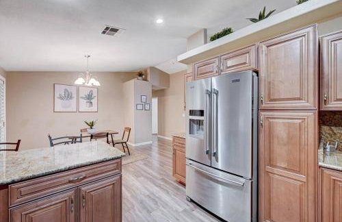 Cozy Getaway with King Bed, BBQ & Spacious Backyard - Photo 6