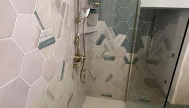 Suite secrète avec jacuzzi ambiance romantique - Foto 4, Shower