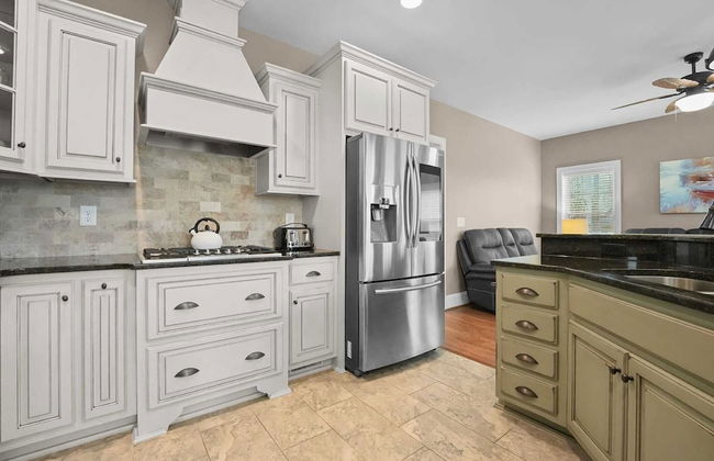 Sleeps 22, Lakefront w/ Private Dock & Pool, 2 Houses Lake Living by Avantstay - Foto 67