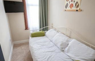 Spacious Victorian 4 Bed l Cocktail Bar Spa Bath Workspaces - Photo 18