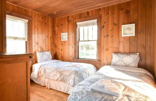 Waterfront Fun at this Huge Family Estate - Foto 47