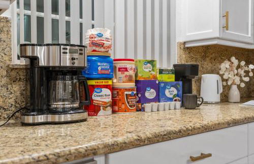 Entire Private Home with 4 Bedrooms 2 Bathrooms, Pool, View, 4 Parking, King Bed, Big Yard, Available Now - Foto 25