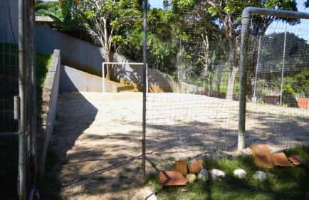 Belíssima Casa com extensa área externa - piscina, sauna, churrasqueira e campo de futebol - com 5 suítes e a 500 metros da Rua das Pedras - Foto 47