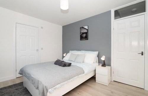 4Bed-House-2Bath-Free Parking-by Holiday Homes - Foto 8