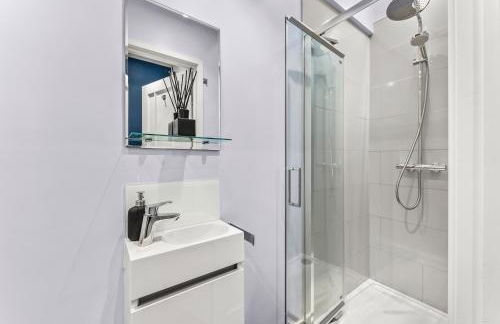 Elegant Retreat in Cheltenham - Garden & Parking Included - Foto 48