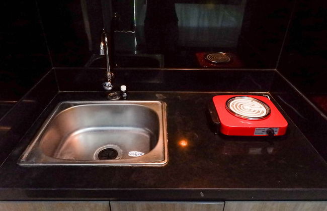 Delightful Luxurious Studio Room at Taman Melati Surabaya Apartment - Photo 7