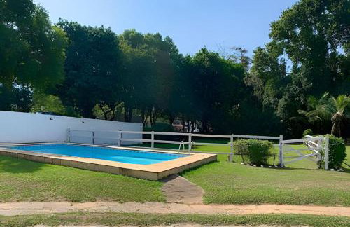 Casarão Miguel Pereira - Refúgio na Natureza com Lareira Externa, Piscina, Fondue e Amplo Jardim - 12 Min do Parque Terra dos Dinos - Foto 13