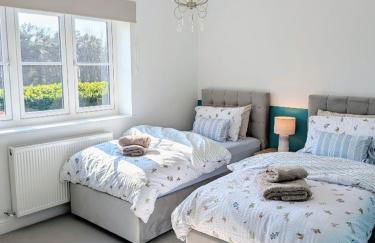 Coastal Whisper Sleeps 10 with Parking - Foto 18