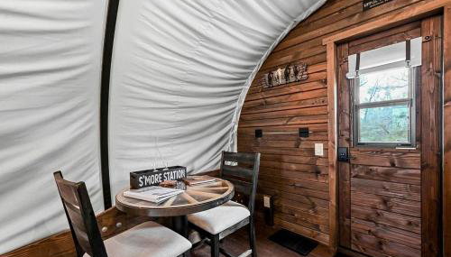 Texas Glamping near Murchison: Charming Wagon Rental Perfect for a Romantic Getaway - Foto 2