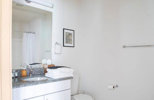 The Brady Corner Suite - Near Fiserv with Balcony - Foto 12