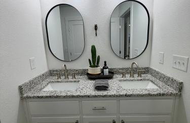 Lucky Cowboy Lodge Near WinStar - Cozy 3BR Home - Foto 23