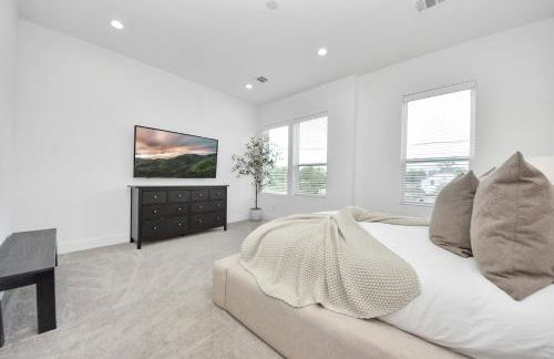 Stylish & Spacious 3BR Gem With Hot tub Near Downtown - Foto 22