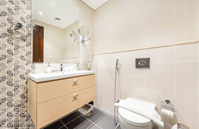 Luxury StayCation - Studio in Damac Hills with Balcony and Golf Views - Foto 18