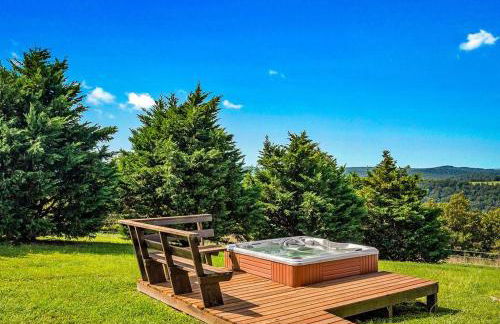 Lodge at OZK Ranch- Incredible mountaintop cabin with hot tub and views - Photo 6