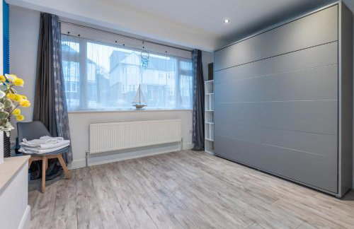 Bright & Stylish 4-Bed Home in the Heart of Morden - Photo 42