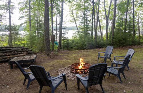 Rhinelander Waterfront Cabin with Deck and Fire Pit! - Foto 4
