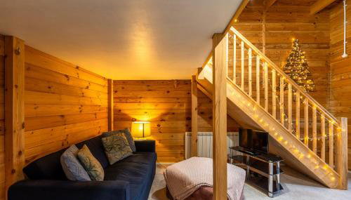 Walliswood Lodge - Wood Burner, Air Con & Wi-fi, Rural Retreat - Photo 5