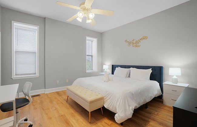 Spacious 3-Bedroom with King Bed - Photo 2