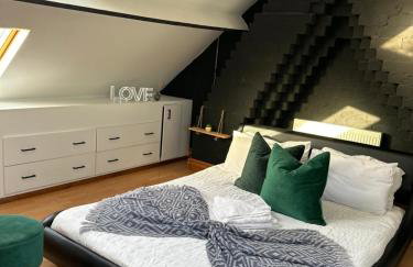 Spacious 4 Bedroom Contractors Friendly Home in Coventry Near Jaguar Land Rover & City Centre - Photo 2