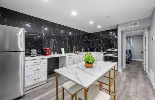 Chic Heights Retreat with Pool and Free Parking - Foto 7