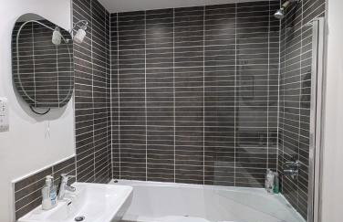 City View One Bedroom Apartment by StaySavvy Accommodation - Photo 3