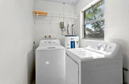 Sunny Palm Cottage W/ Hot Tub + Fire Pit + Grill + 10 to Beach! - Foto 7