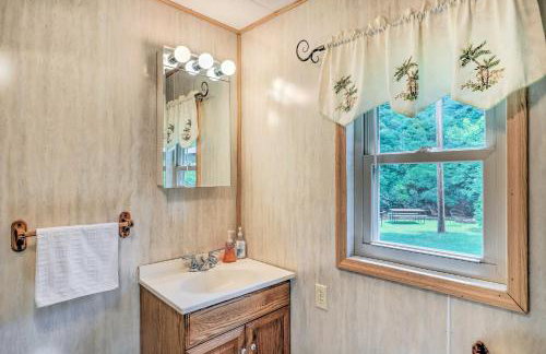 Bonfires and BBQs! Creekside Retreat in Marshall - Foto 14