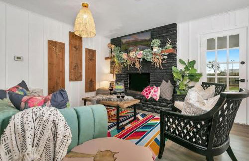 A Crystal Place Hot Tub 1 Blk off Main St! - Foto 10