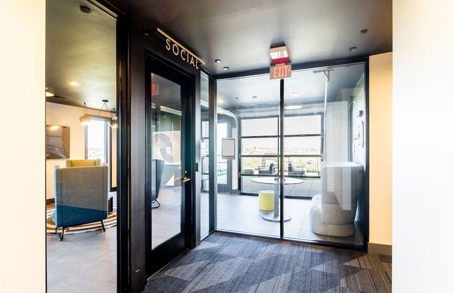 Lindsley by Avantstay Balcony Modern Design A Downtown Location - Photo 42