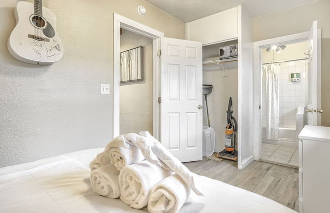 2BR Central Location Big Backyard & Dog Friendly! - Photo 7