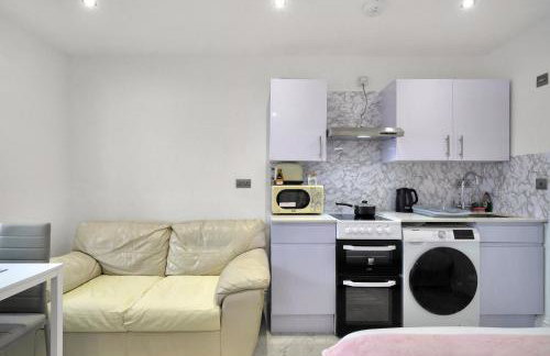 Uxbridge Studio – Private Driveway Parking - Foto 11