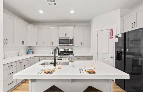 Adventure Base Camp Pet Friendly with Resort Living Pool, Arcade, Pickle-ball - Foto 3