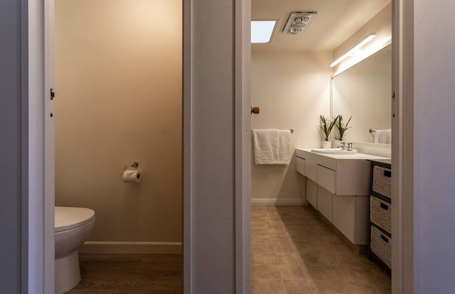 Amazing Lake View Spacious Townhouse with Parking - Photo 22