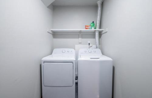 The Orange Lounge - 8 min to KU & Mass - Photo 14