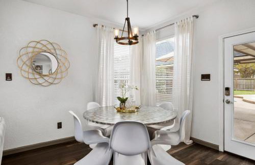 Upscale 4BR Cypress Home w Pool, Hot Tub, Theater, Sleeps 20 - Foto 22