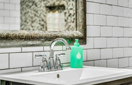 The Village Inn by Dakota Gal Digs - Foto 30