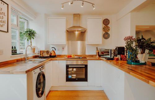 NovaCrest - Stylish 3 Bedroom with Parking - Sleeps 5 - Foto 3