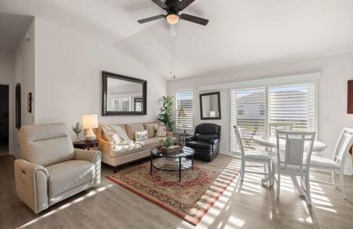 2BR Home with Golf Cart and Pool - Foto 3