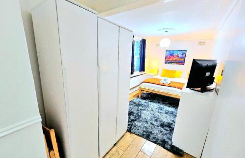 Spacious & Cosy 2 Bedroom Home plus 2 Sofa-beds with Private Entrance and Back Patio, 3 min walk to Earl's Court Station - Photo 32