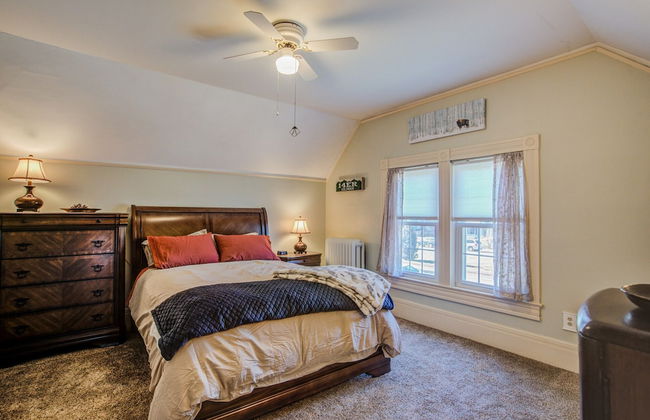 5bddowntown Victorian Charmhot Tub, Firepit - Photo 13