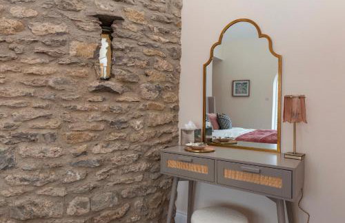 Luxury Barn - Hot Tub, Views, Stunning Location! - Pass the Keys - Photo 35