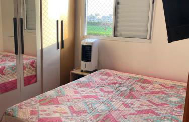 Quarto com cama de casal bem aconchegante - Foto 17