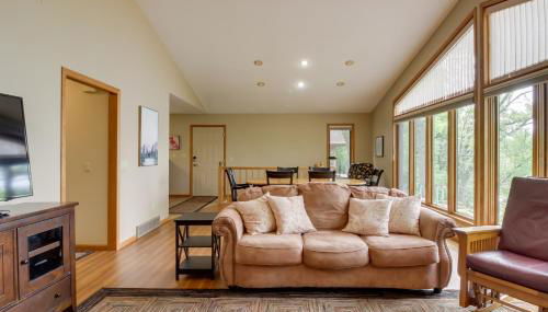 Sandy Beach Family Getaway with Fire Pit and Deck! - Foto 5