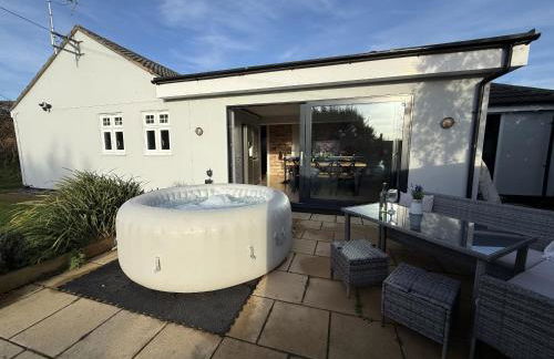 Adgestone Villa - A Luxurious Countryside Escape with Heated Pool, Near Sandown Beach, Dog Friendly in Rural Sandown - Perfect Getaway for Family & Friends - Photo 16