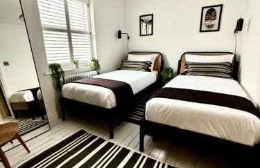 Stunning 3 bedroom & 2 bathroom cottage with patio - Foto 23