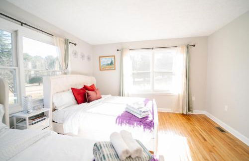 Spacious 5BR 3BA Free Parking Minutes to DC with Pool - Foto 41