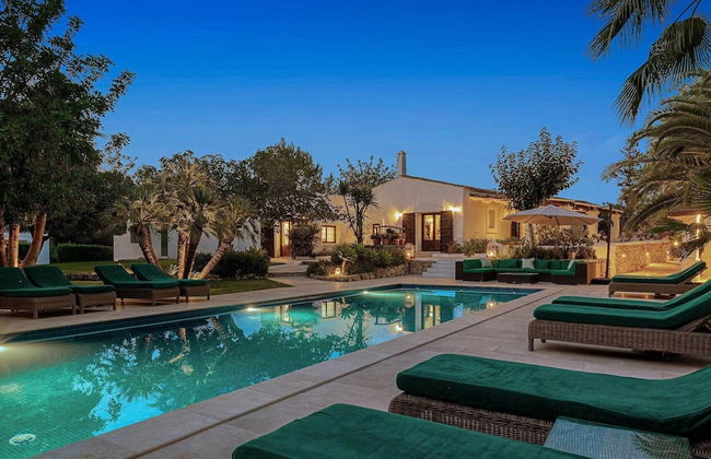 Traditional Villa With Garden - Photo 1