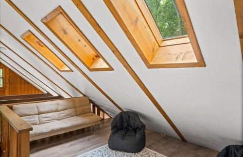 The Gingerbread House - 4 BR chalet, Sunroom, Deck, sleeps 10, modern amenities - Foto 22